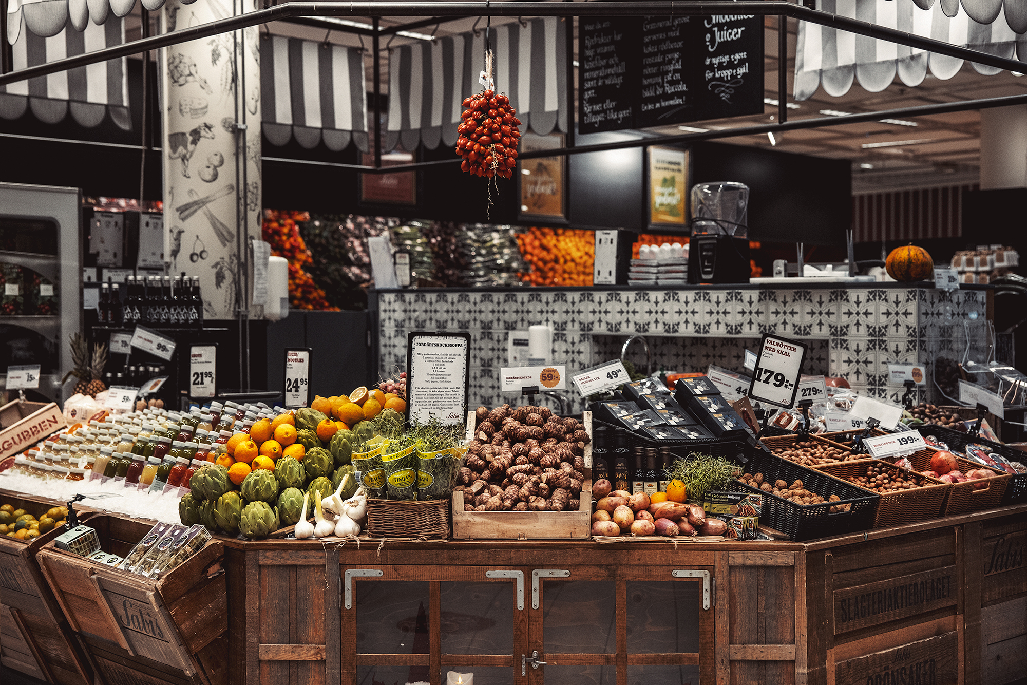 Grönsakshylla i matbutik