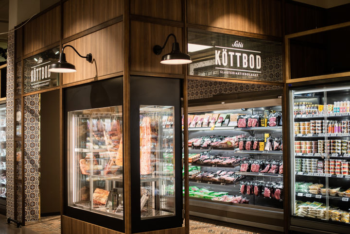 I butikens köttbod säljs kött och tillbehör