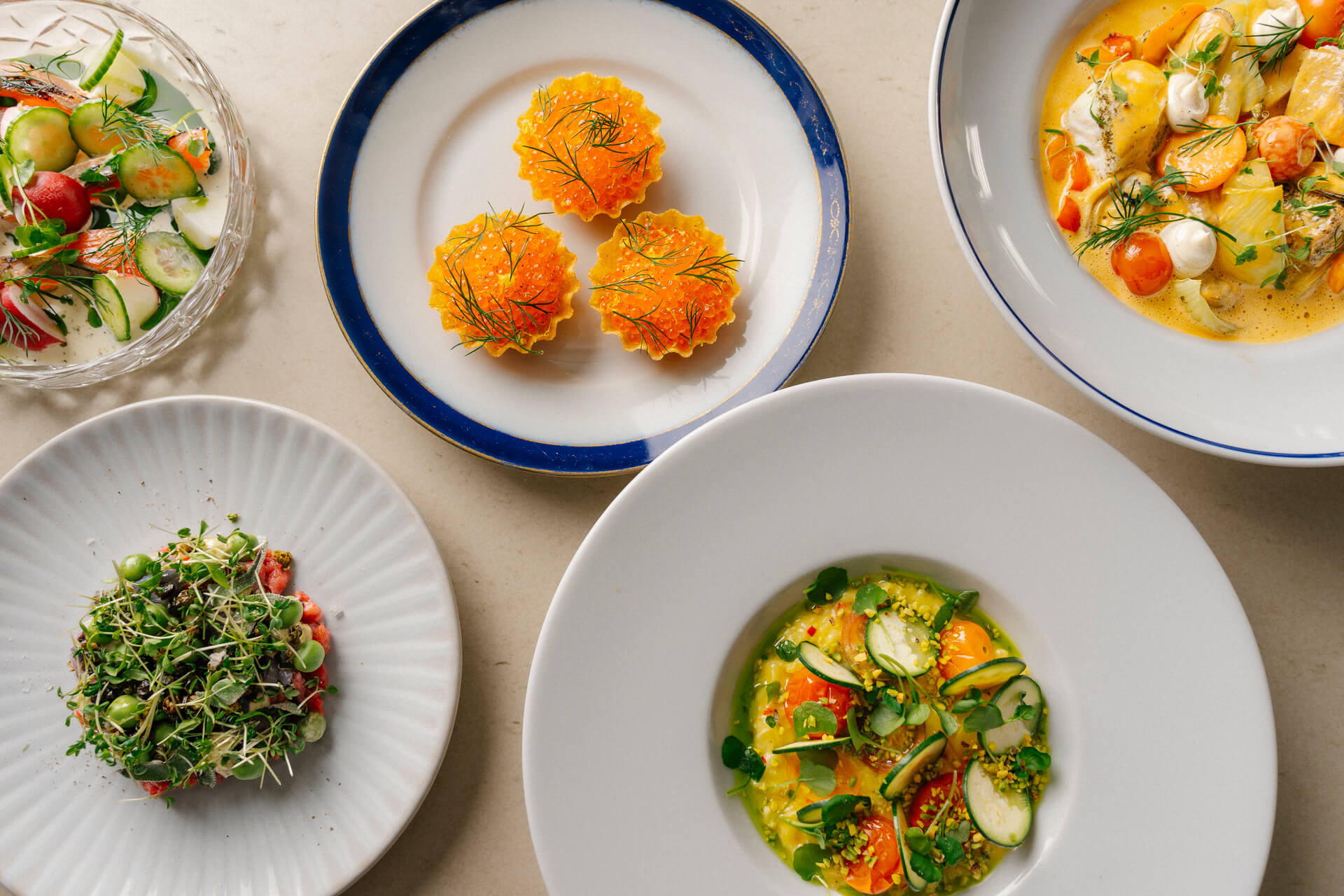 Flera olika maträtter 