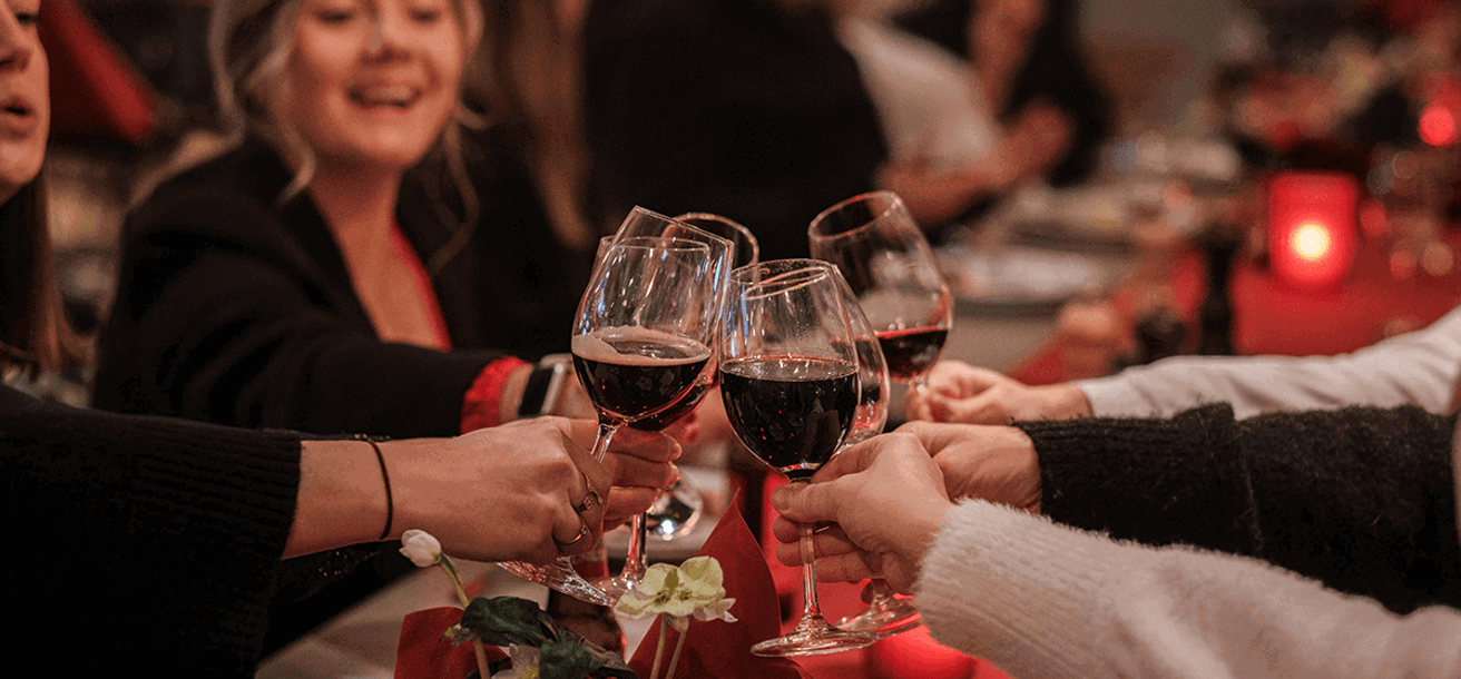 En grupp skålar på ett julbord