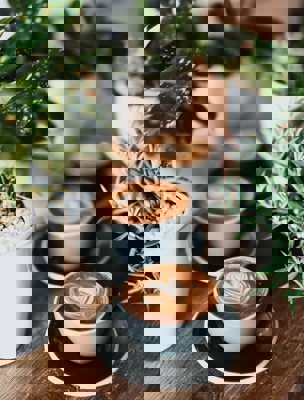 Tre stycken kaffekoppar med kaffe