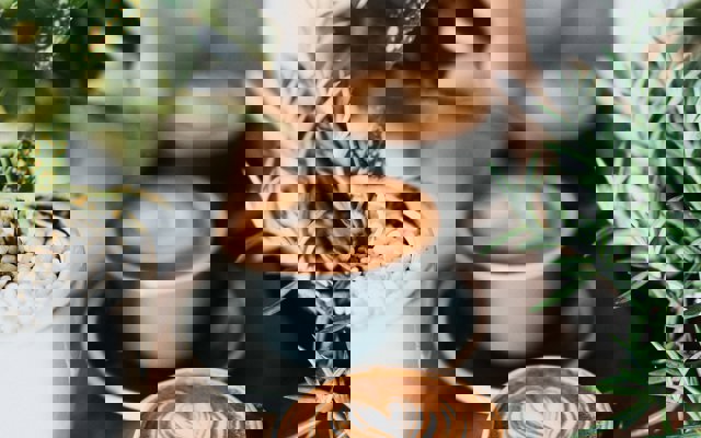 Tre stycken kaffekoppar med kaffe