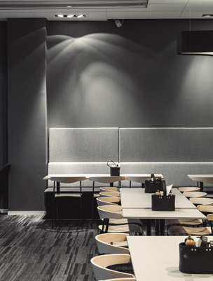 Restaurang med många bord och stolar