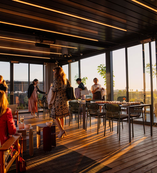 Mingel inomhus med stora fönster från golv till tak