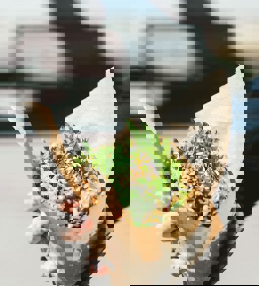 Bröd med mycket sallad och fyllning