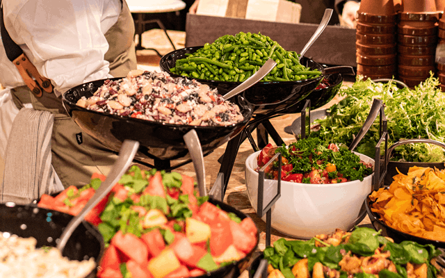 Buffé med många olika rätter och sallader