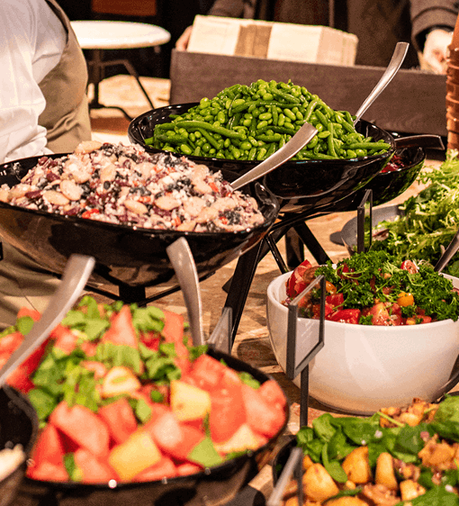 Buffé med många olika rätter och sallader