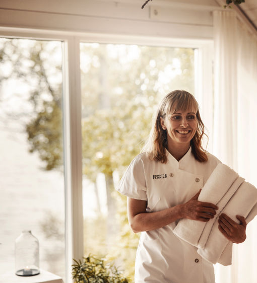 Spa-personal i bastu med stora fönster