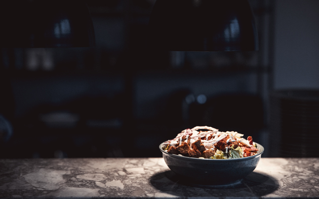 En djup tallrik med mat står på en disk