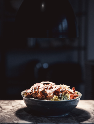 En djup tallrik med mat står på en disk