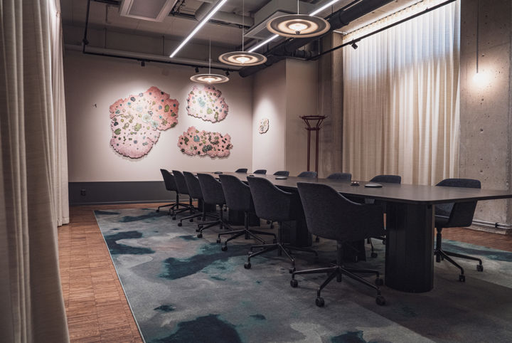 Konferensrum möblerad i styrelsesittning