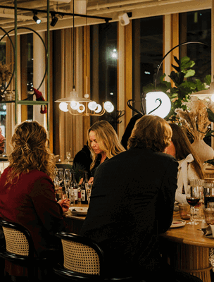 Grupp gäster sitter och äter julbord