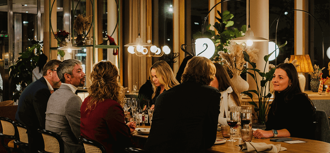 Grupp gäster sitter och äter julbord