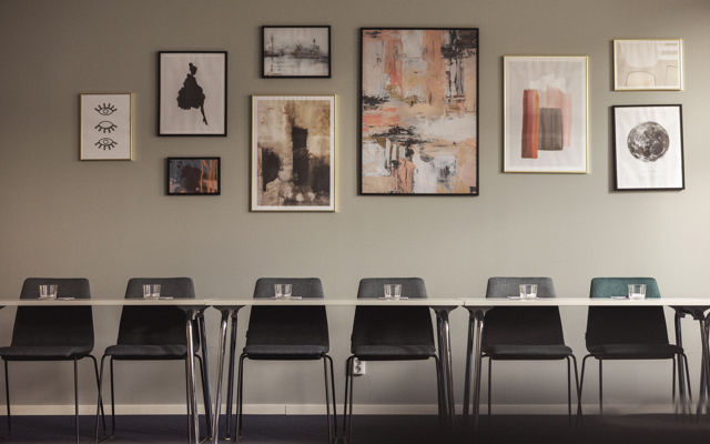 Mötesrum med flera tavlor på väggen