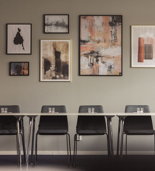 Mötesrum med flera tavlor på väggen