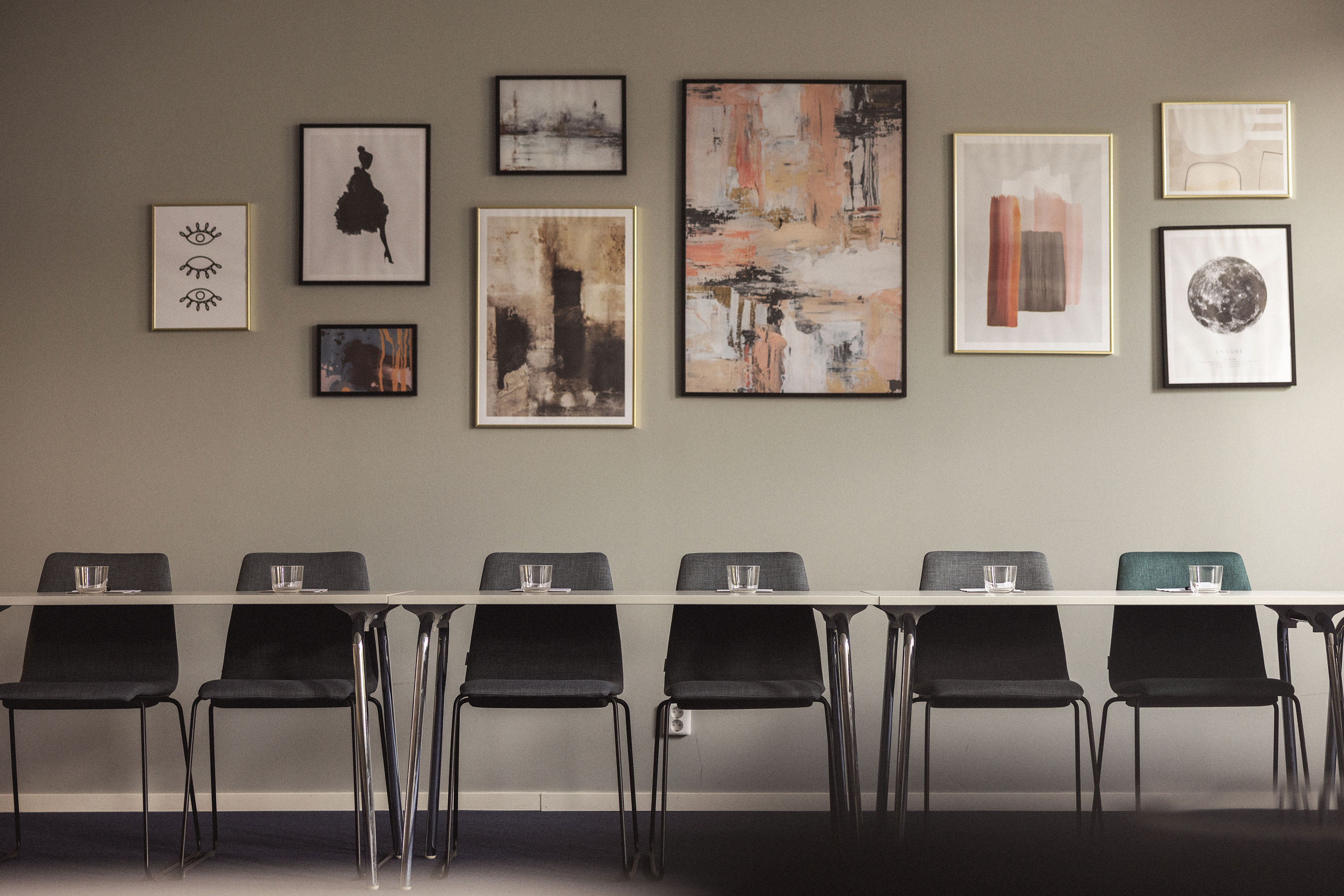 Mötesrum med flera tavlor på väggen