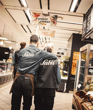 Medarbetare i matbutik