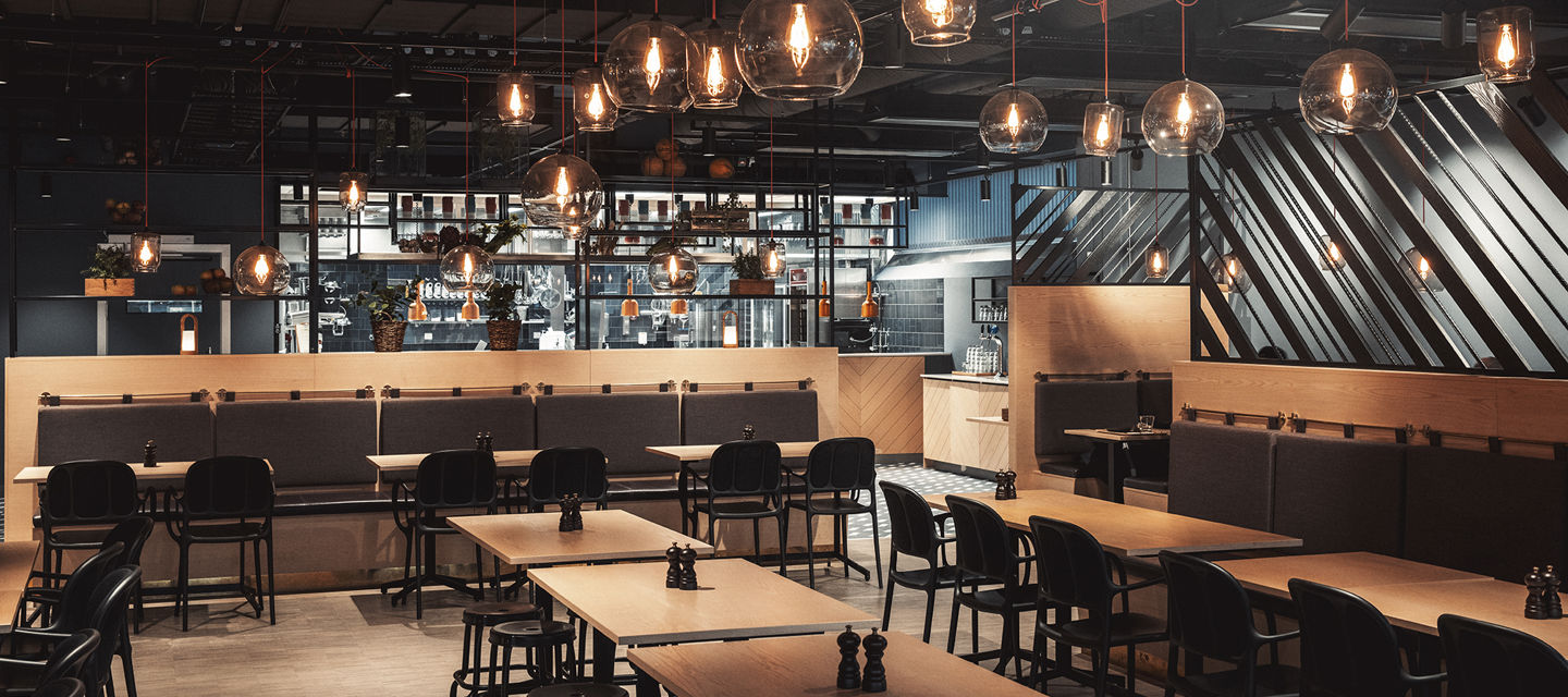 Översikt över restaurangen som har både vanliga bord och barbord