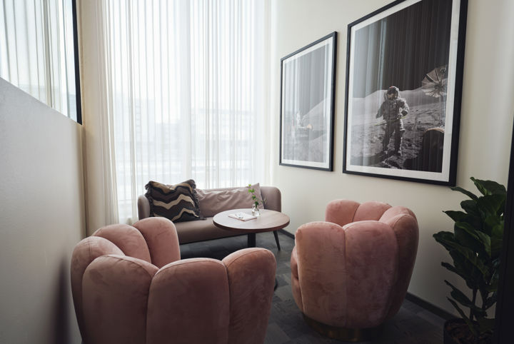 Litet mötesrum med en soffa och två mjuka fåtöljer