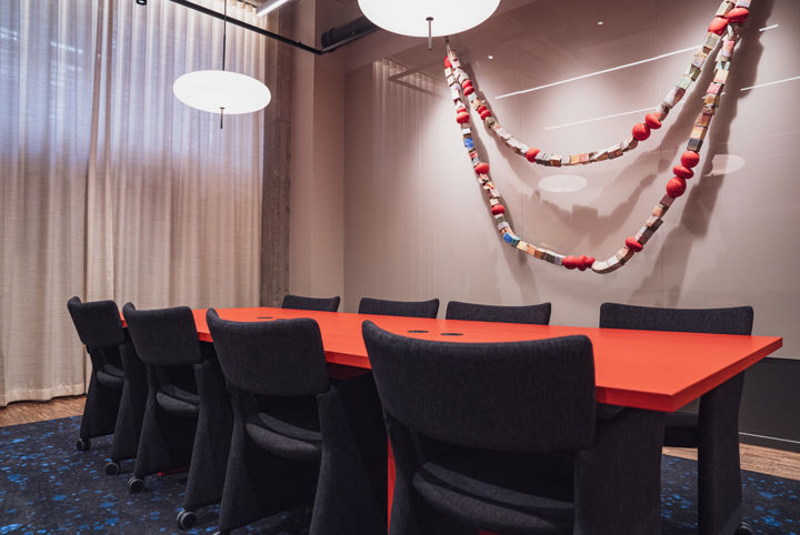 Konferensrum med styrelsebord i rött