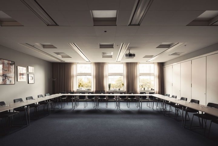 Rymlig konferensrum möblerad i U-sittning