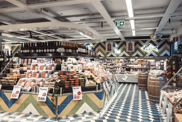 Matvaror på hyllor i en mataffär