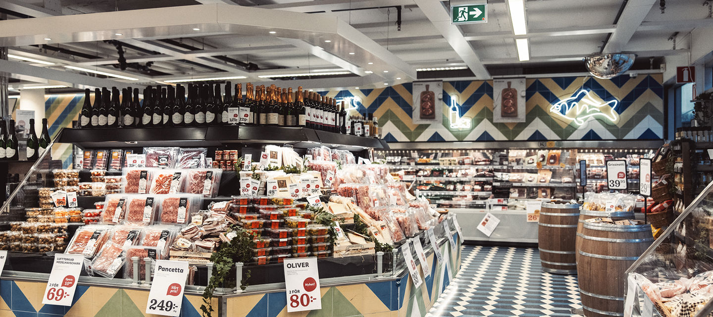 Matvaror på hyllor i en mataffär