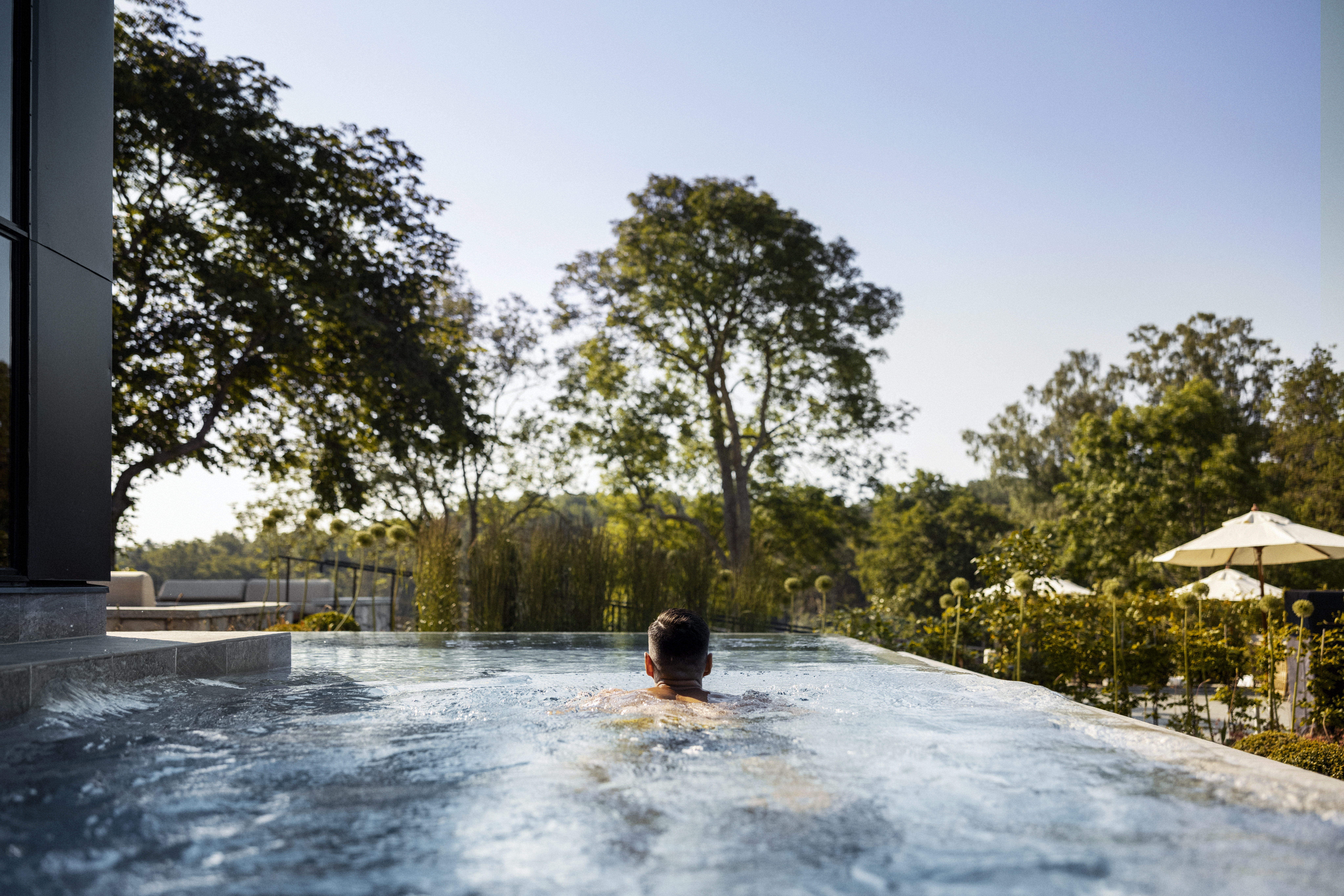 Pool i grönskande miljöer