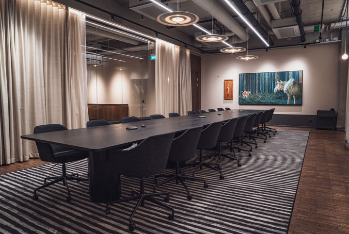 Stort och rymligt konferensrum med styrelsesittning
