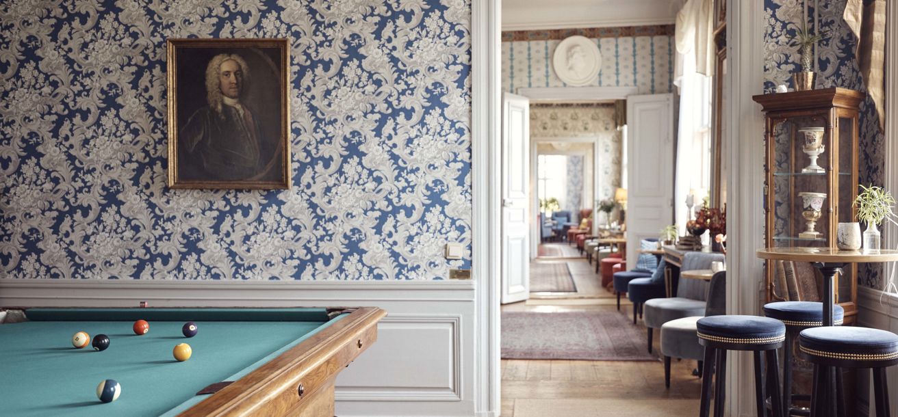 Vacker salong med biljardbord på herrgård