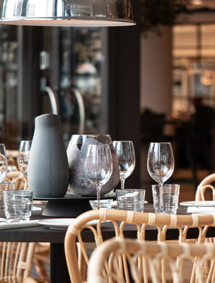 Ett dukat bord med korgstolar runt omkring