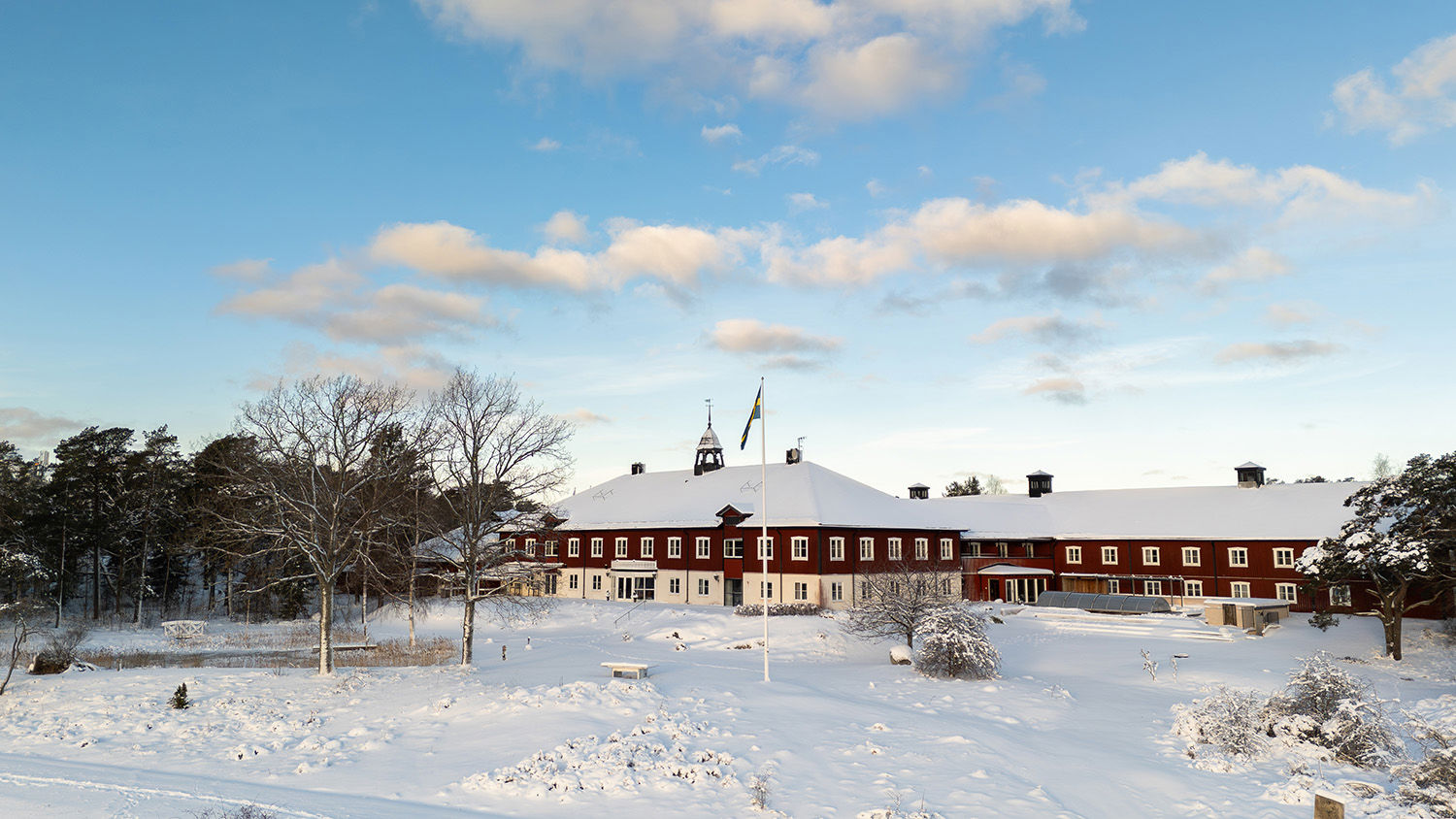 Fågelbro Säteri på vintern med snö omkring