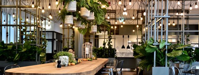 Stort community-table i restaurang