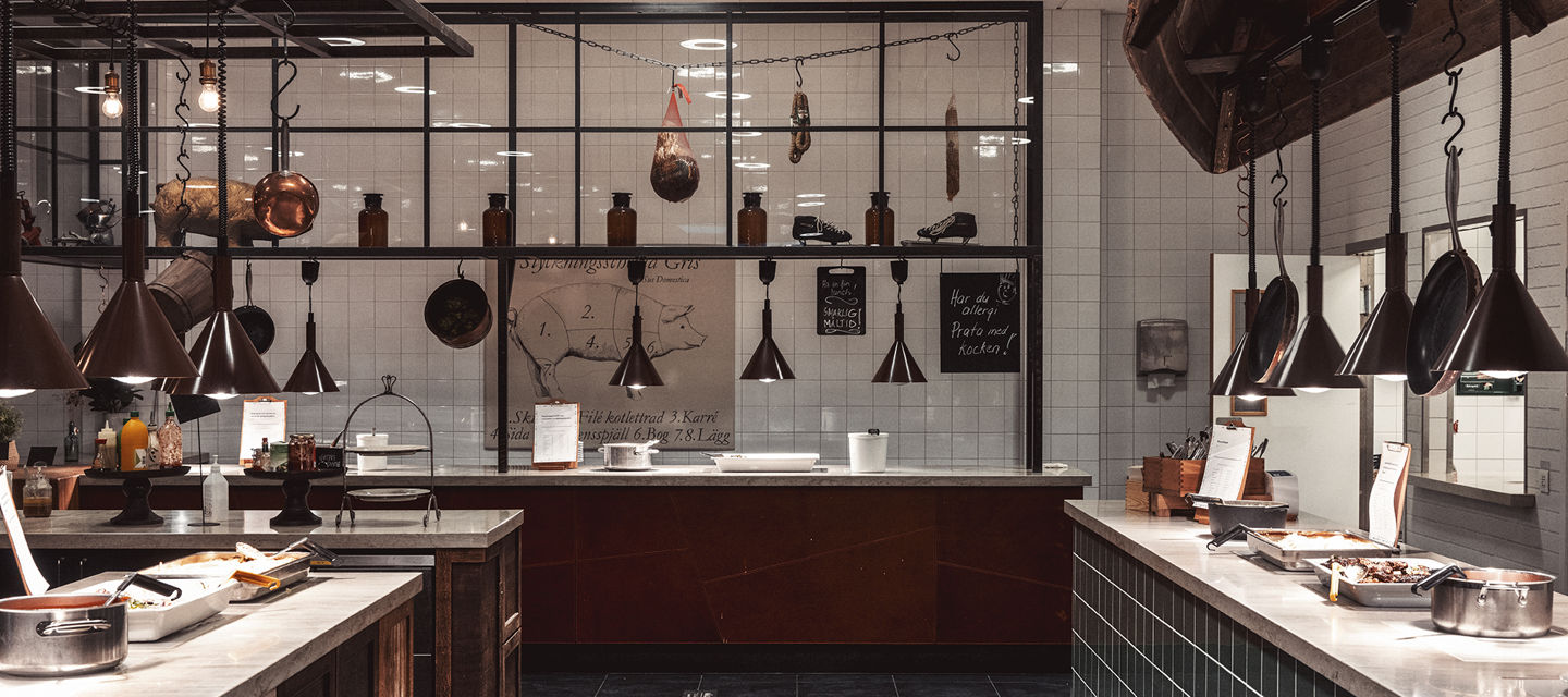 Serveringsdel i restaurang med industriell inredning