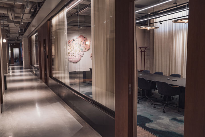 Konferensrum med styrelsebord