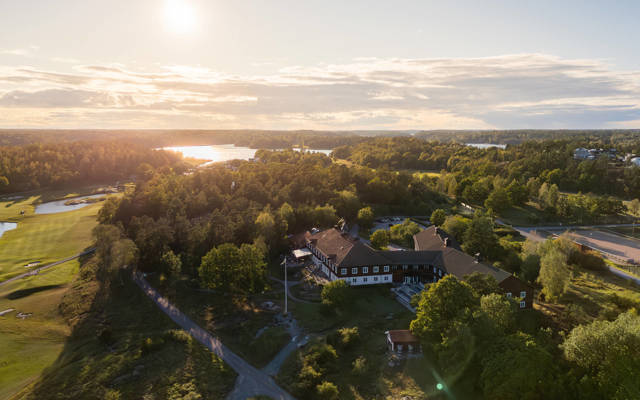 Fågelbro Säteri är omringat av vacker natur och stora vidder på Värmdö