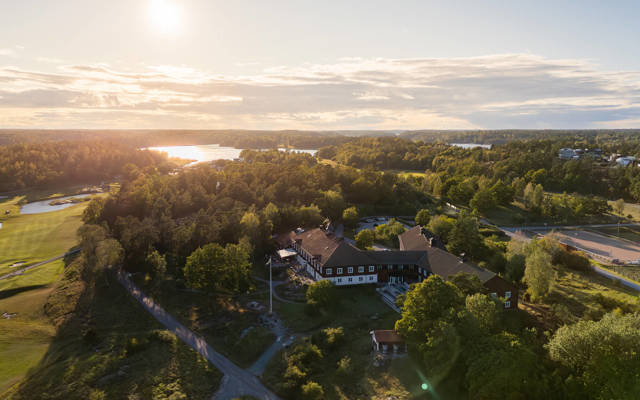 Fågelbro Säteri är omringat av vacker natur och stora vidder på Värmdö