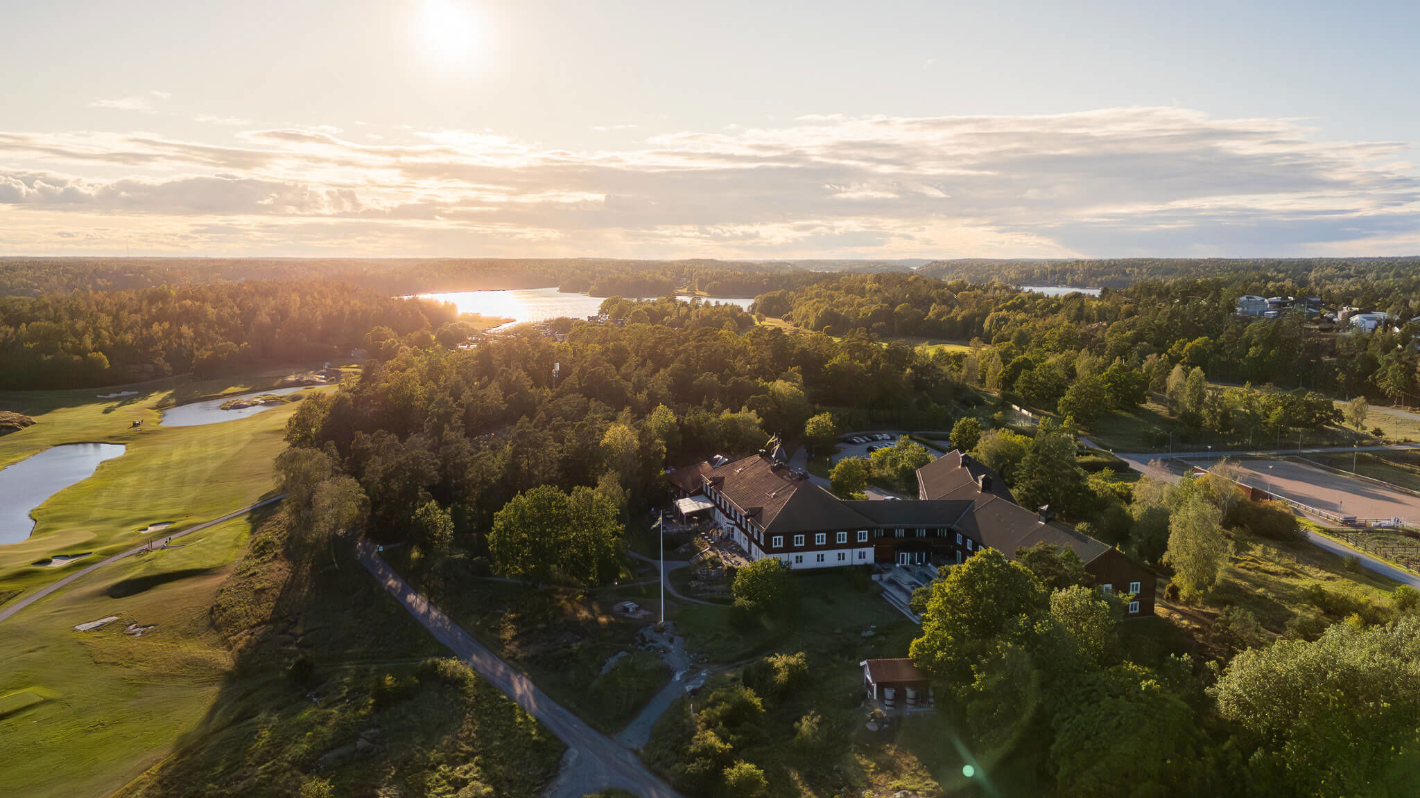 Fågelbro Säteri är omringat av vacker natur och stora vidder på Värmdö