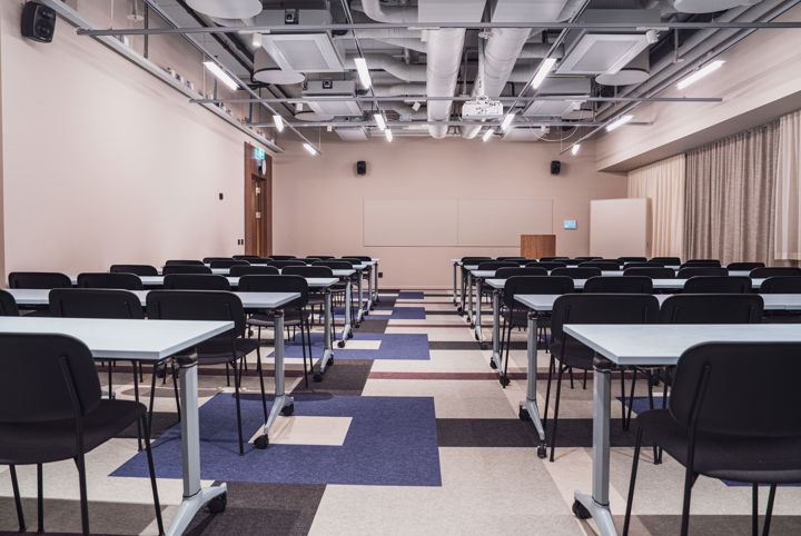 Konferensrum med rutig matta och skolsittning