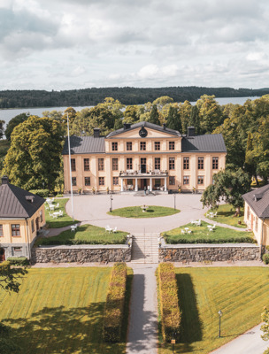 Herrgård med grönskande omgivningar 