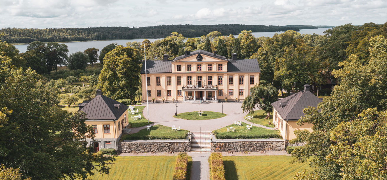 Herrgård med grönskande omgivningar 