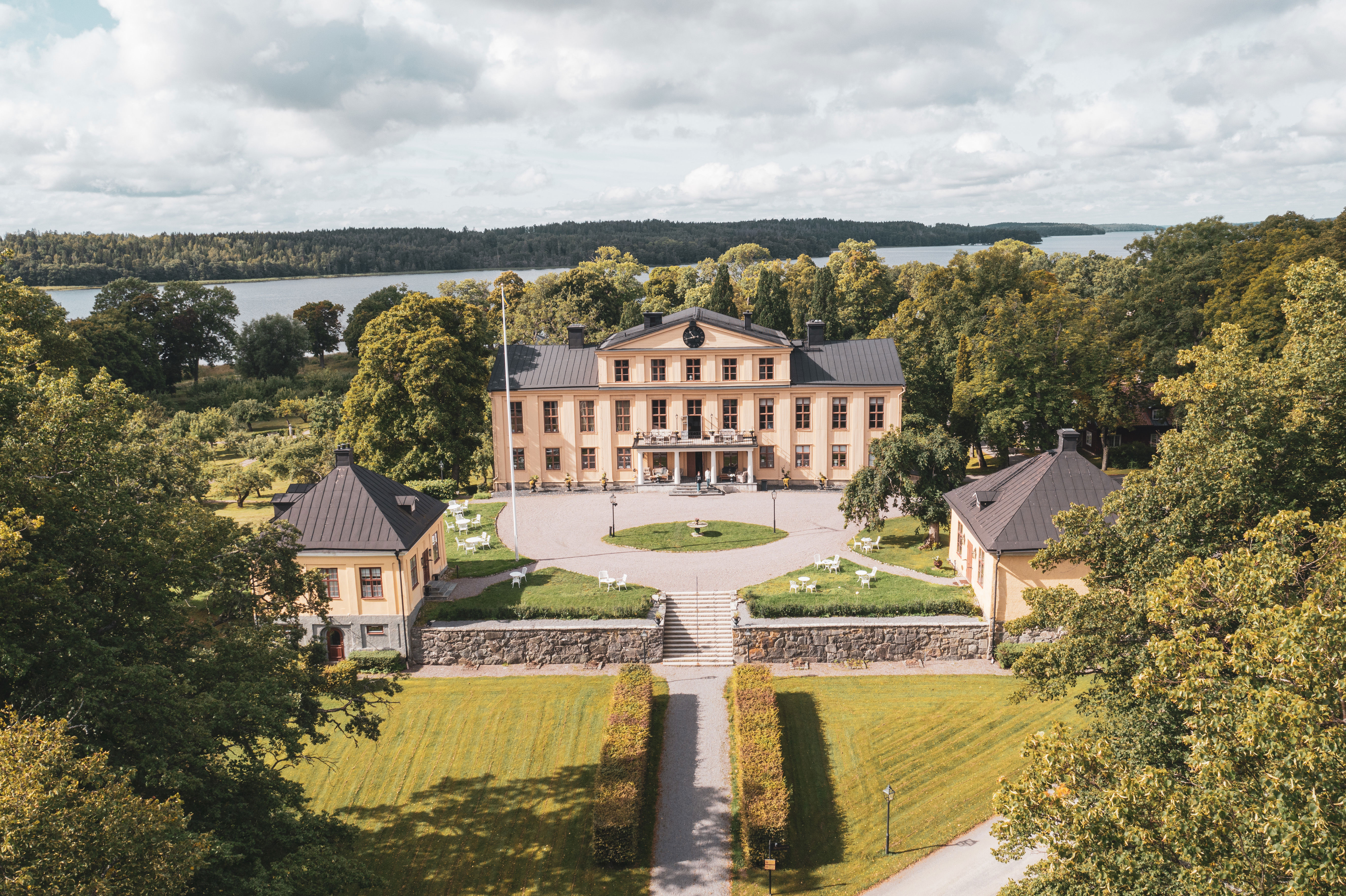 Herrgård med grönskande omgivningar 