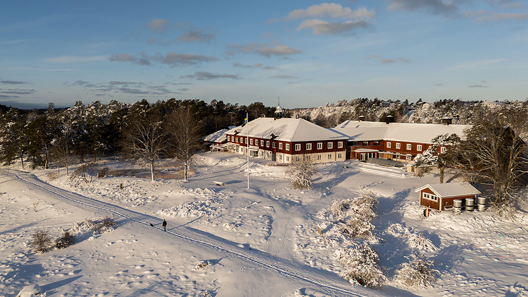 Snö ligger runt Fågelbro Säteri