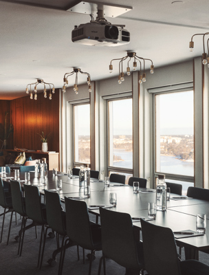 Ljust mötesrum med styrelsesittning