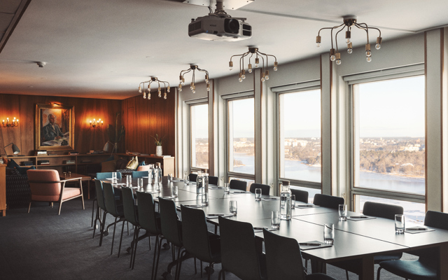 Ljust mötesrum med styrelsesittning