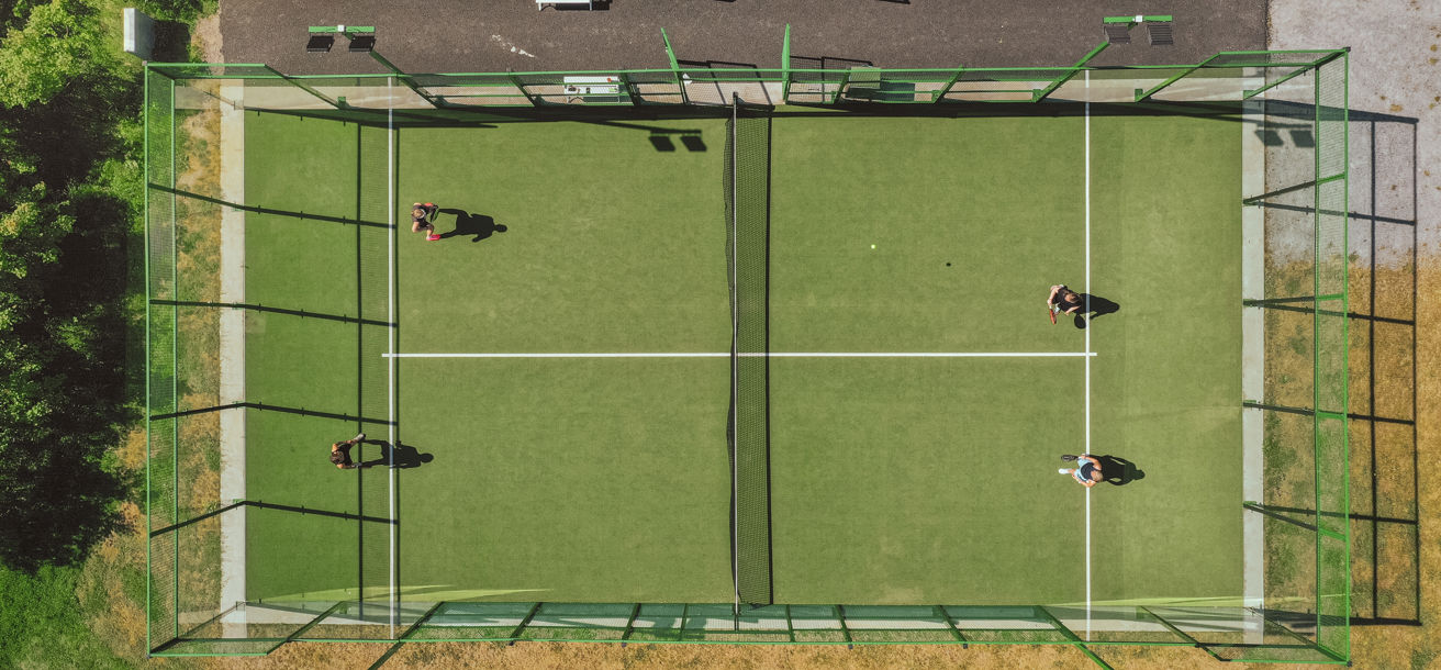 Padelbanor i grönskande omgivningar