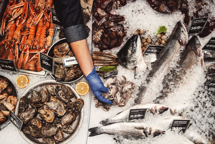 I butikens fiskdisk ligger fiskar och räkor på en isbädd