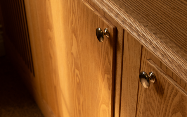 Detaljbild på ett gediget skåp i trä