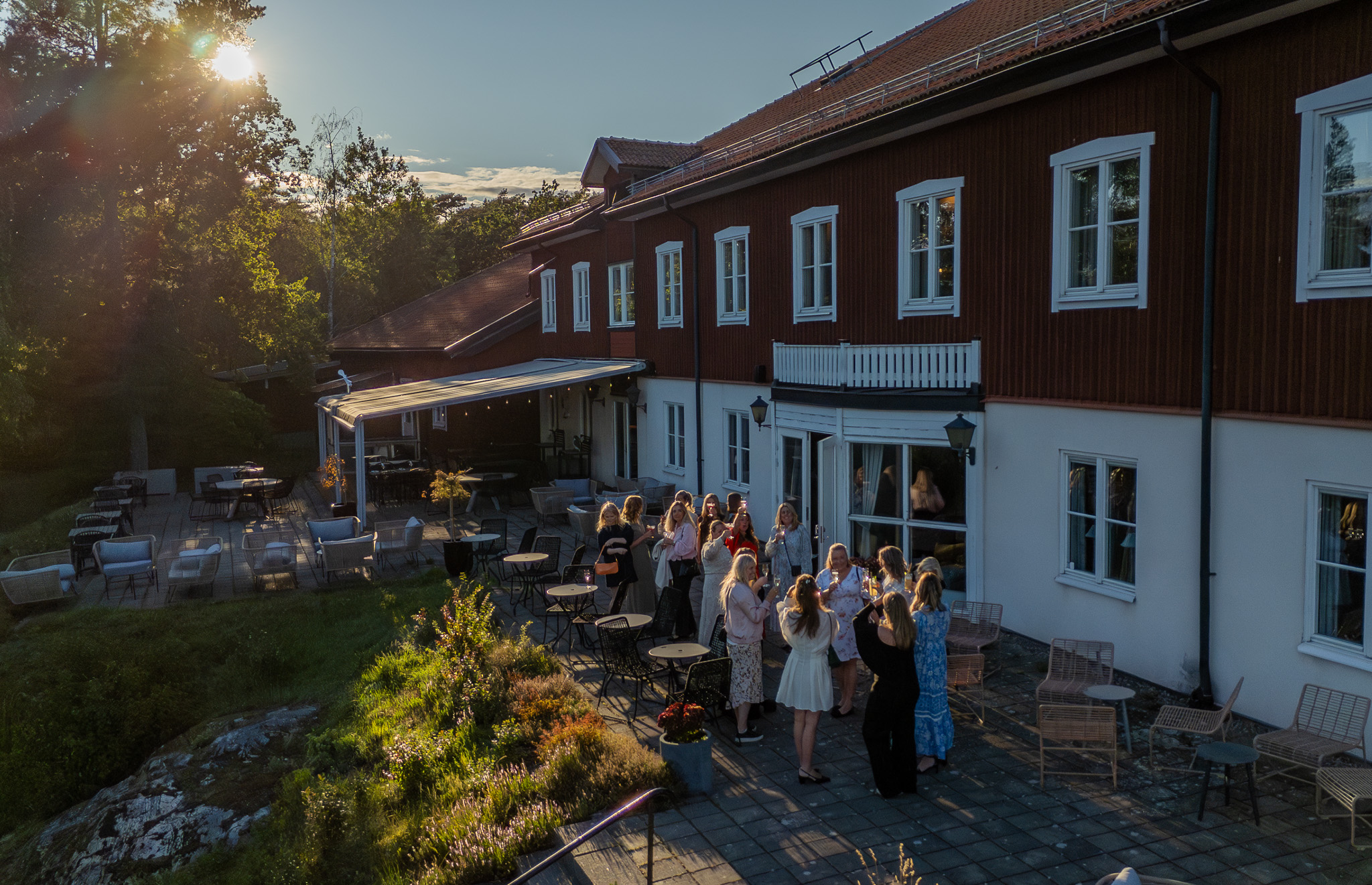 Mingel på terrassen vid hotellet