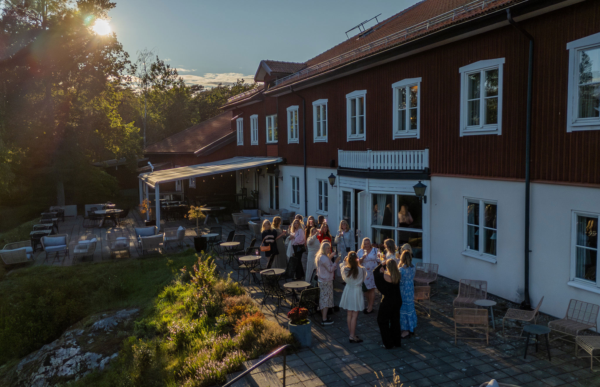 Mingel på terrassen vid hotellet